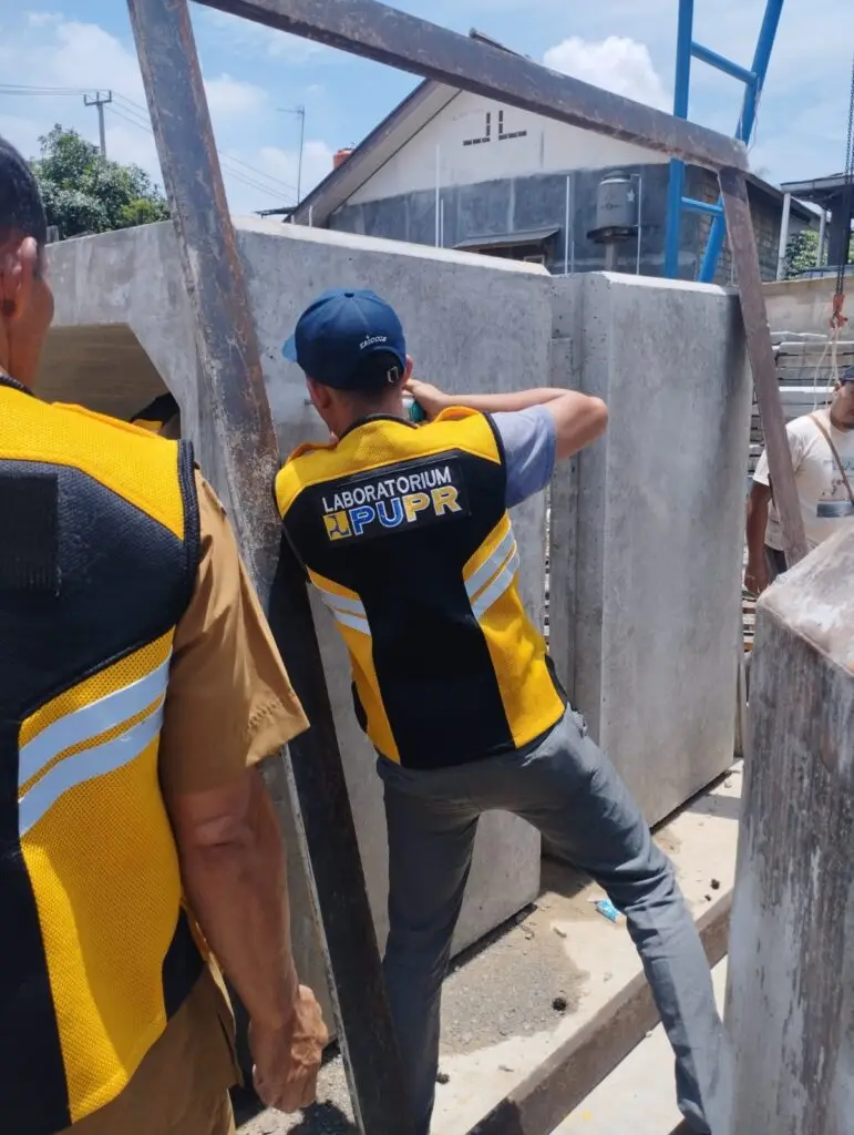 uji tarik material oleh petugas PUPR